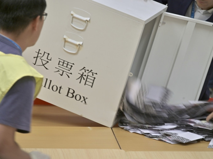 第六屆區議會選舉於上年11月順利舉行。資料圖片