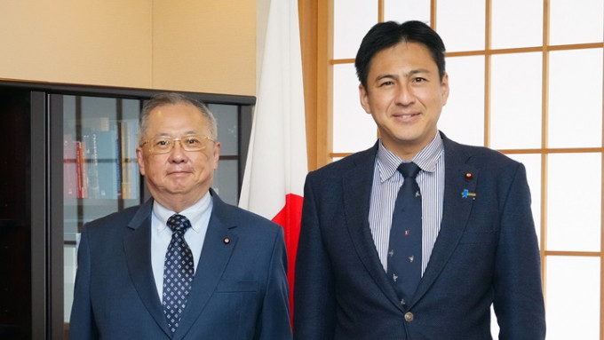 张宇人（左）周一与日本副外相武井俊辅（右）会面。日本外务省图片