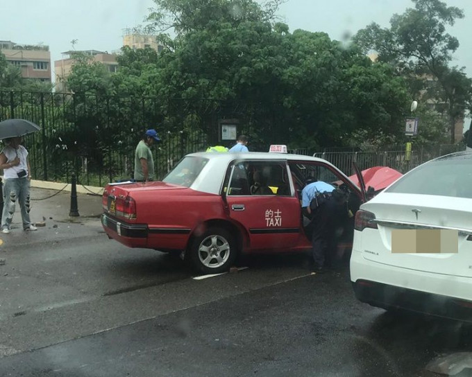 的士車車頭嚴重損毀。圖讀者提供