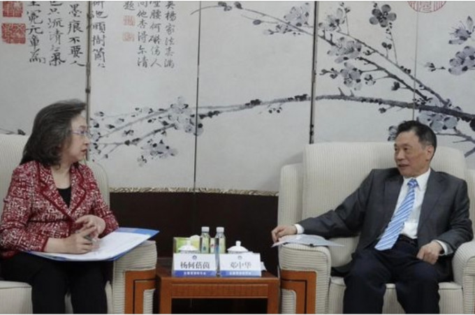 杨何蓓茵与全国港澳研究会会长邓中华（右）会面。