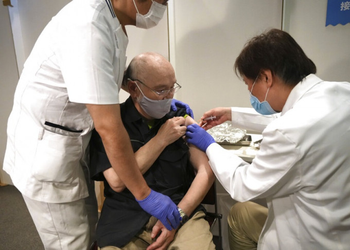 日本將擴大接種新冠病毒疫苗範圍。AP資料圖片
