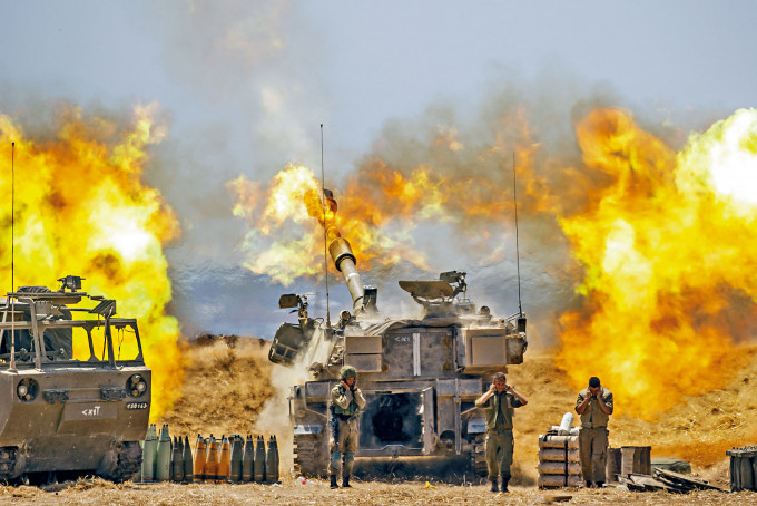 ■以軍炮兵部隊在邊境瞄準加沙目標發炮。