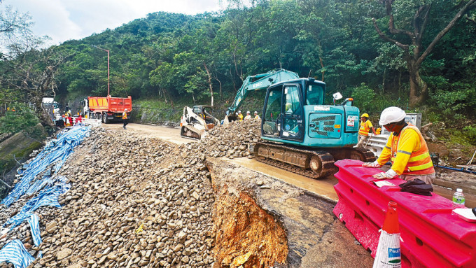 林世雄指石澳道山泥倾泻现场的临时加固工程具挑战性。