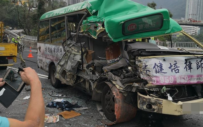 小巴车头严重受损。网民Jerry Chan‎/ fb群组「将军澳」