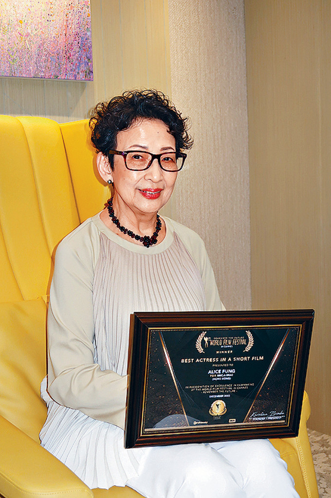 馮素波奪得康城世界影展「最佳女演員」，日前帶着獎狀接受傳媒訪問，分享喜悅。