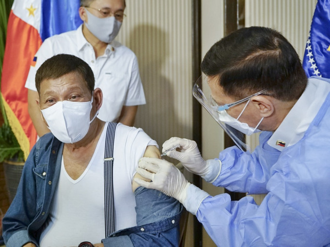 菲律宾总统杜特尔特偷步接种国药疫苗捱批。AP