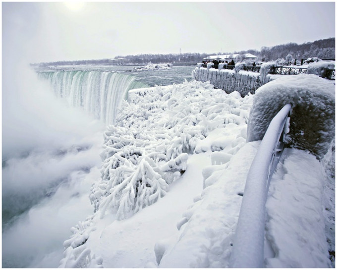 大瀑布结冰吸引游客慕名前来观赏。AP
