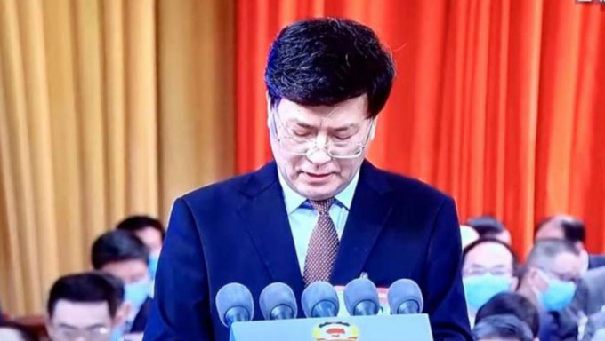 重庆市政协主席王炯晕倒前作工作报告。重庆卫视画面