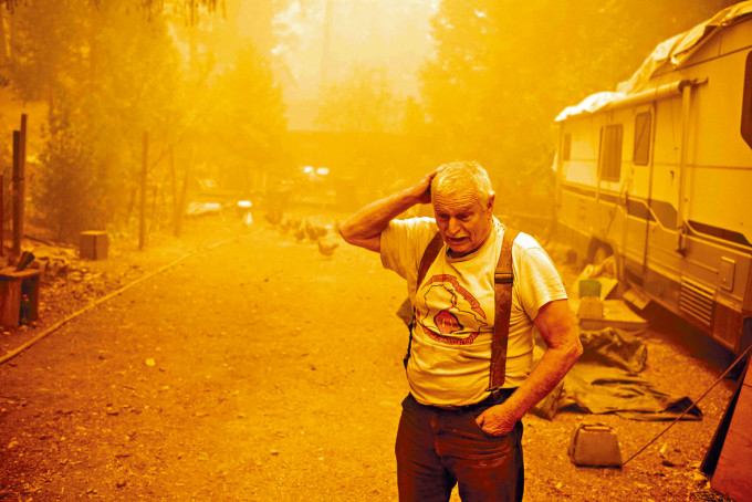 ■加洲山火逼近特温市，一名居民准备捍衞家园。