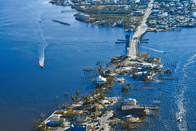 连接佛州迈尔斯堡和派恩岛的唯一桥梁受损。