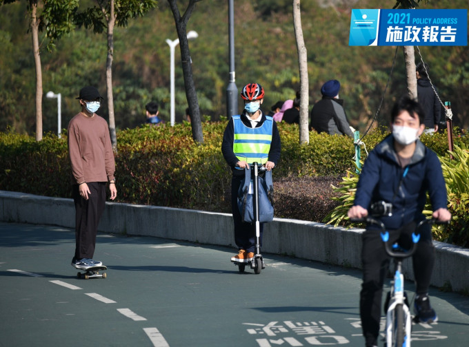林鄭指會繼續推動新界及市區的單車徑網絡。