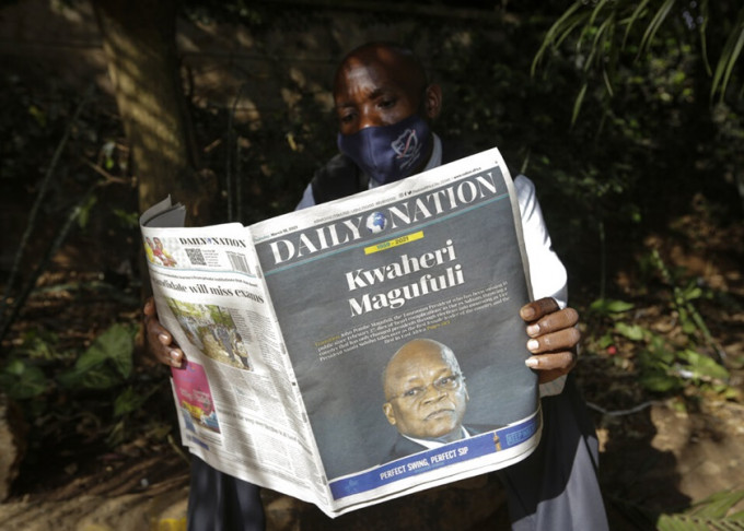 坦桑尼亚官方证实总统马古富利逝世，当地报章大字标题报道。AP图