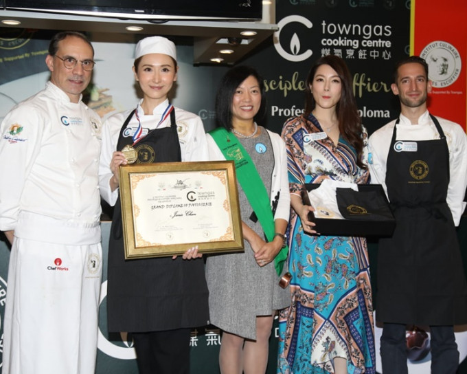 陈贝儿获颁奖状代表她已有法国执业厨师资格。