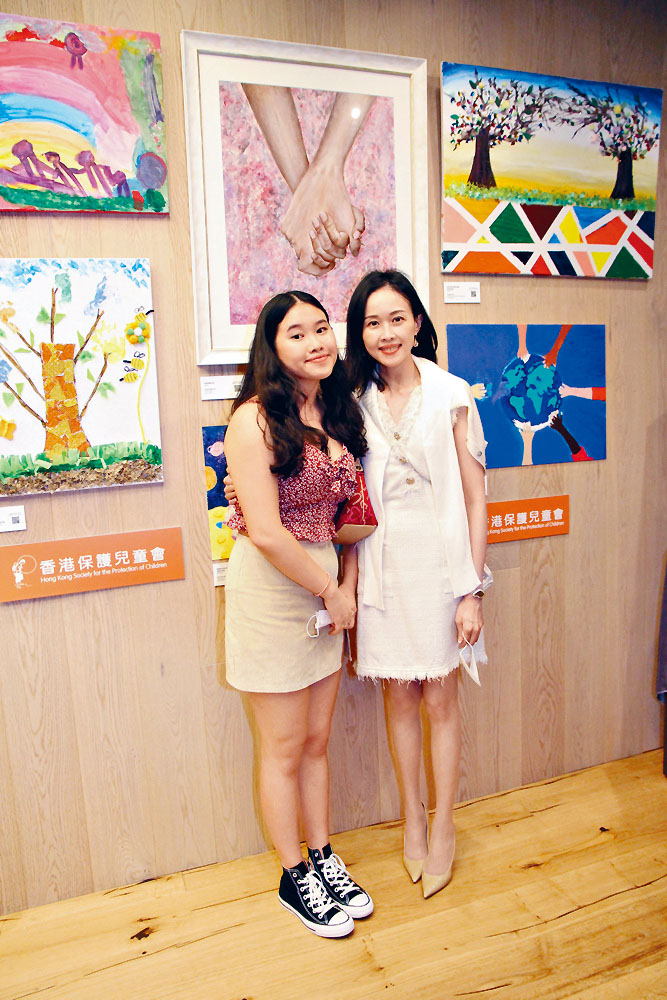 ■周玮莹和女儿廖琪蔚齐齐出席《小小艺术家》展览开幕礼。