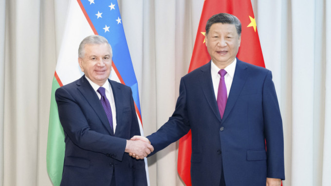 習近平在阿斯塔納出席上海合作組織峰會前會見烏茲別克斯坦總統米爾濟約耶夫。(新華社)