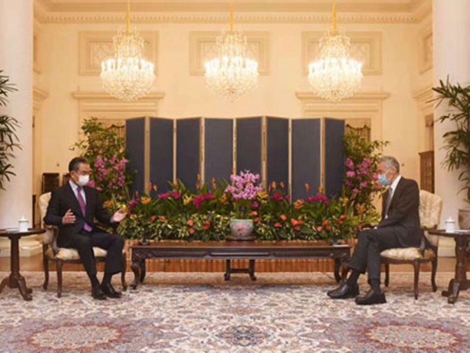 王毅（左）早前与李显龙会面。外交部图片