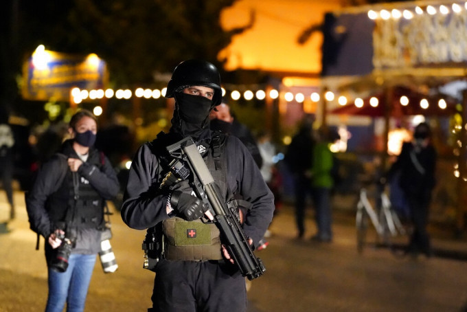 波特兰示威者手持突击步枪游行。AP图片