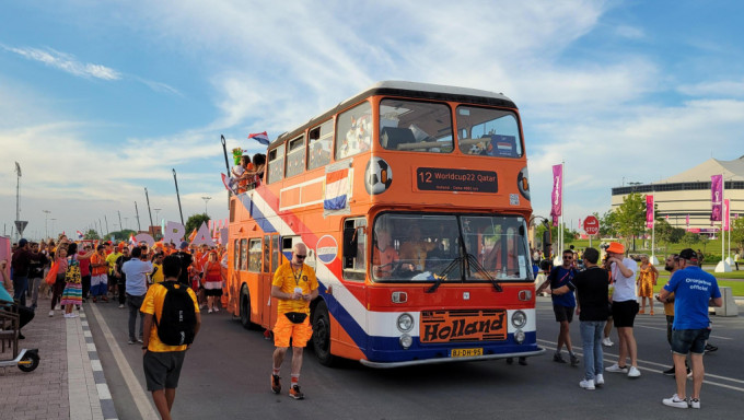 橙色巴士在球场外举行「橙色巡游」。