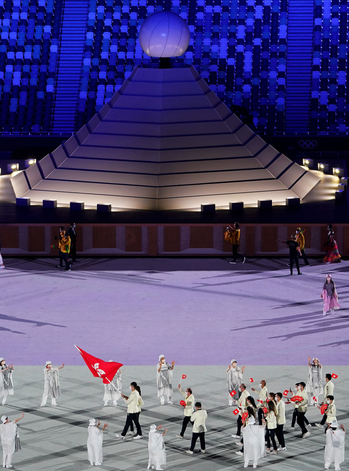 港队由男子花剑代表张家朗，及羽毛球女将谢影雪担任持旗手。新华社图片