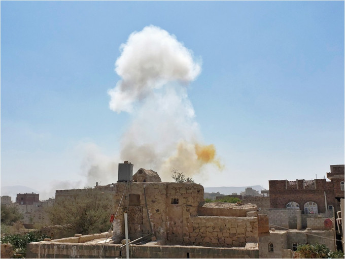 也門胡塞武裝出動無人機及發射導彈攻擊沙特目標，包括石油設施。AP