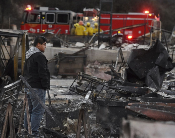 在美国加州北部和南部发生的特大山火继续燃烧，罹难人数增至31人，另有228人失踪。AP