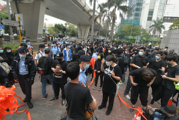 警方要求在场聚集人群散去。