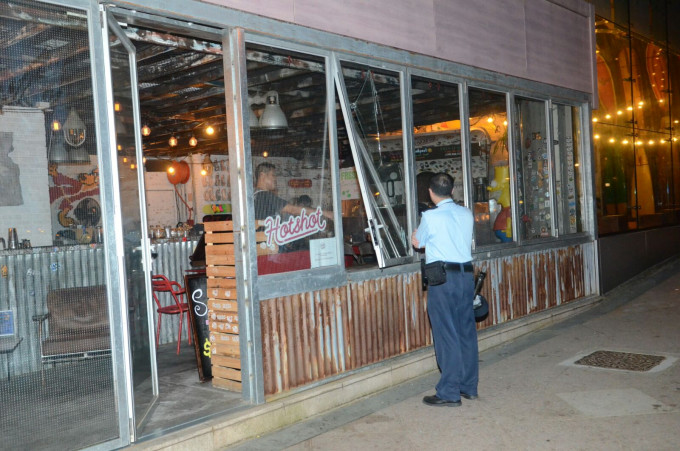 警方懷疑賊人在玻璃窗撬毀的位置，潛進酒吧。蔡楚輝攝