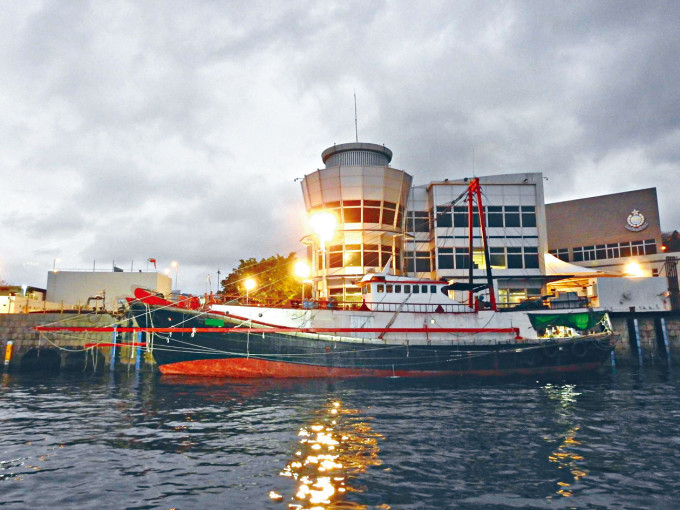 ■涉嫌非法捕魚的蝦拖漁船被扣查。