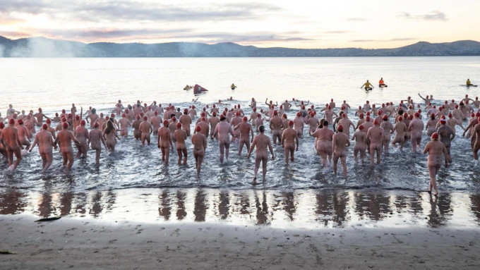 裸泳共有2000人参与。互联网图片