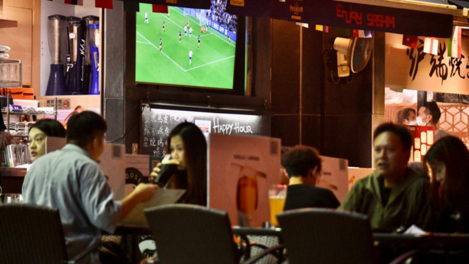 香港酒吧業協會稱世界盃期間酒吧生意額較疫情前上升20%。資料圖片