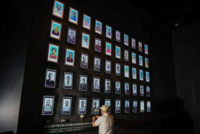 南京大屠殺遇難同胞紀念館為今年離世的大屠殺倖存者舉行熄燈悼念儀式。新華社圖片
