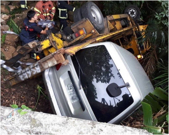 拖车行车半路连人带车一并跌落山坡。