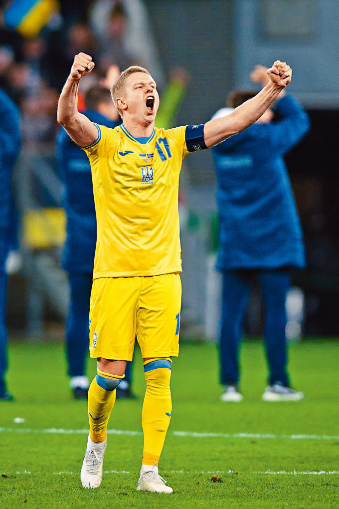 辛真高振臂歡呼，慶祝烏克蘭闖入歐國盃決賽周。