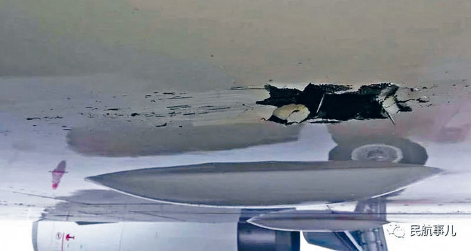 肇事深航客机机腹下出现长裂痕。