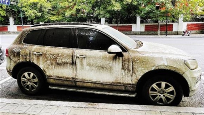 杭州一名车主将其SUV闲置在街边泊位逾2年，解释说因为常不在当地没法处理。网上图片