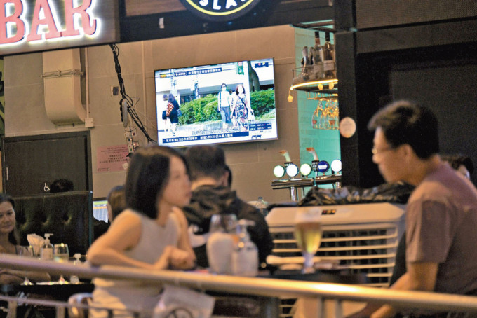 酒吧裝置大型電視，可藉播波吸客。