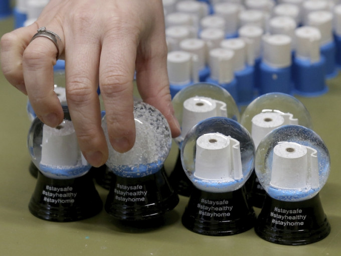 奥地利一间著名的水晶球公司近日推出「厕纸水晶球」。AP图