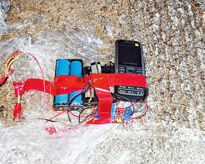 當日在灣仔「華仁」發現土製炸彈連接電路板，手機及電芯等裝置。