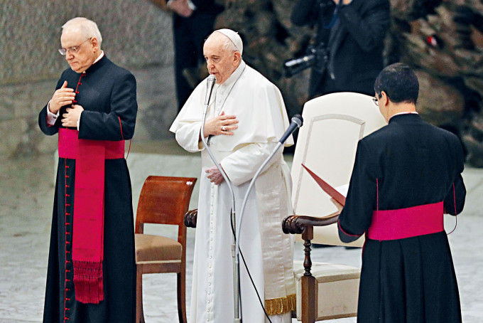 教宗方济各(中)周三在梵蒂冈参加公开接见活动。