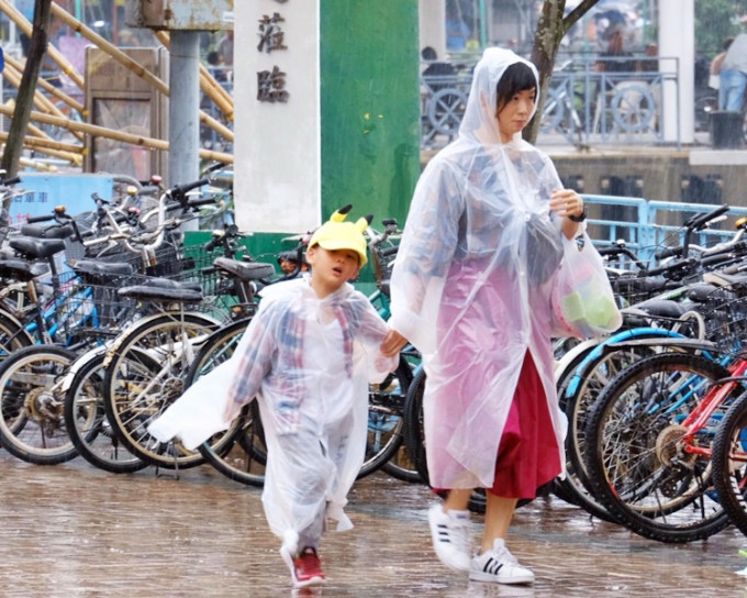 明日大致多雲，有幾陣驟雨，局部地區有雷暴，氣溫23至27度。