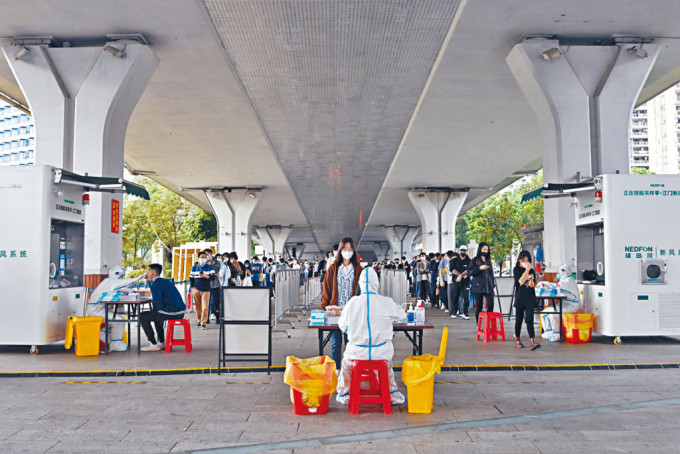 廣州市天河區民眾排隊進行核酸檢測。