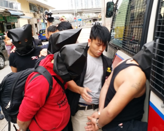 秀茂坪重案组以涉嫌贩毒、经营毒窟、藏有仿装枪械等罪名拘捕10名泰国籍男女。