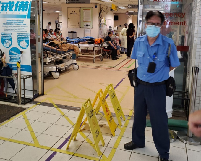 一名女子在广华医院的急症室门外，涉嫌点火烧着自己携带的杂物。