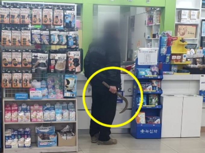 南韩一名老人因买不到口罩持镰刀威吓药房店员。（网图）