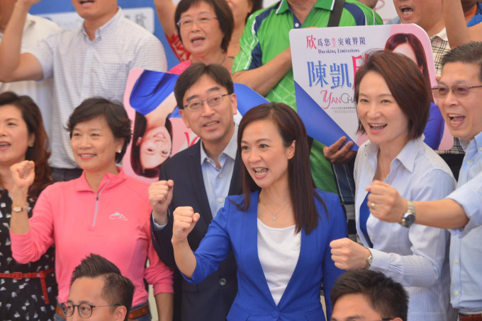 陈凯欣（蓝色外套）正式参加补选。