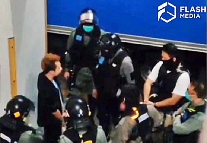 市民遇截查遭警辱罵被要求道歉。Flash Media Hong Kong影片截圖