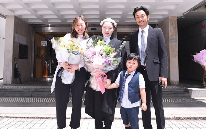杜德伟一家三口到高等法院祝贺五妹。