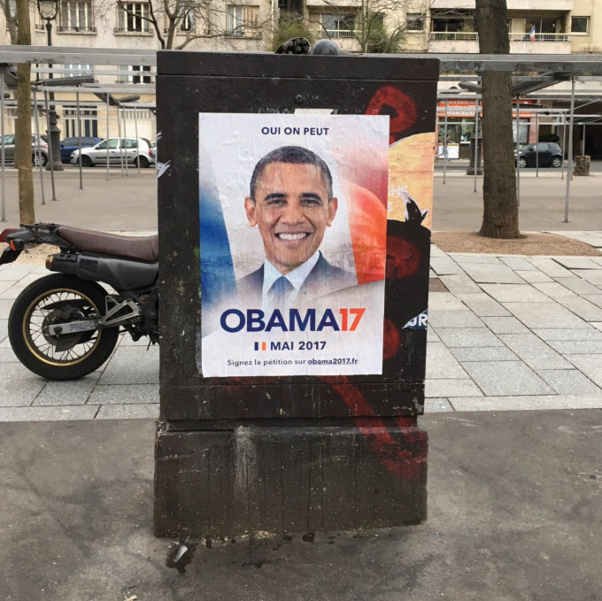 巴黎街頭四處可見寫著「Oui, on peut」的競選海報。