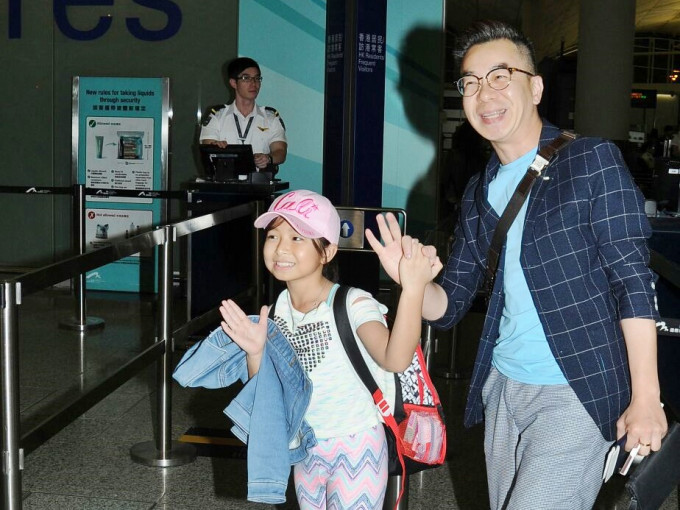 一夜爆红的谭芷昀晩上和爸爸现身机场,离港外游。