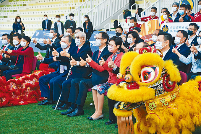 ■南華體育會賽馬會運動場昨舉行正式開幕典禮。